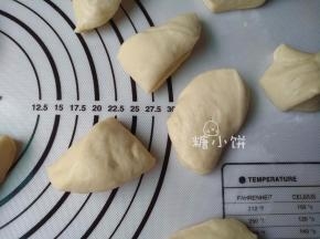 切割成小块状，可以比较随意，大小稍有不同没有关系。
数量多少也没有关系。我目测切，总共切出来17个。