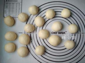 每个小面团分别滚圆备用，醒10分钟