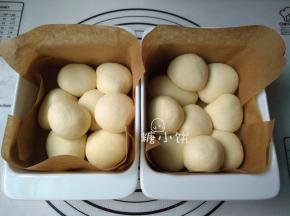 包好馅的面团收口向下，随意地堆在铺好油纸的深烤盘中（铺油纸是为了方便直接提出来，否则如果倒扣脱模的话会破坏表面的酥粒层）