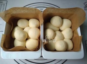 包好馅的面团收口向下，随意地堆在铺好油纸的深烤盘中（铺油纸是为了方便直接提出来，否则如果倒扣脱模的话会破坏表面的酥粒层）