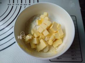 等待发酵的时间准备酥粒：把黄油从冰箱取出后直接切小粒状，放入粉糖混合物中