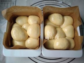 发酵至大约1.5倍大小，表面刷上全蛋液（之前揉面剩的）