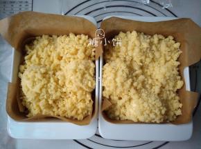 再撒满酥粒，送入预热好180℃的烤箱中层。