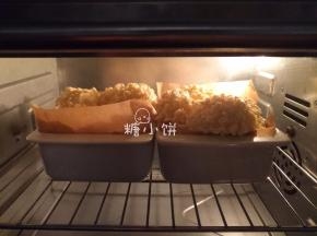 入炉转175℃，总共烤35分钟（中途在表面加盖锡纸防止上色过深）。
烤完后取出，直接用手提着油纸把整个面包提出来脱模，放在烤网上晾凉即可。