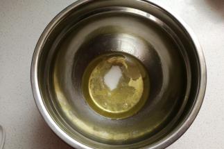 分蛋法来打发全蛋：蛋清蛋黄分离，蛋清中加入白糖和少许柠檬汁进行打发。