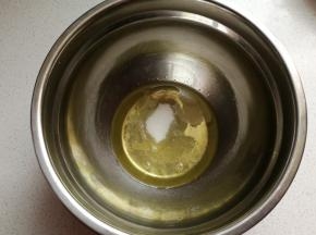 分蛋法来打发全蛋：蛋清蛋黄分离，蛋清中加入白糖和少许柠檬汁进行打发。