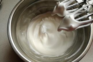 打发至提起打蛋器，出现大弯钩状态。