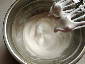 打发至提起打蛋器，出现大弯钩状态。