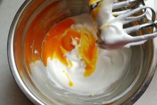 然后再加入两颗蛋黄继续打发。