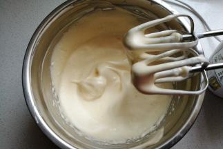 打发至蛋糊出现纹路不容易消失状态。