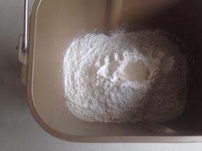 倒入面粉，在面粉顶端加入酵母