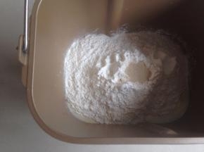 倒入面粉，在面粉顶端加入酵母