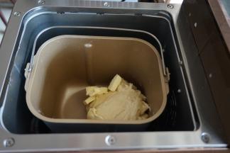 第一次和面结束后，静置5分钟，加入切成小块的黄油