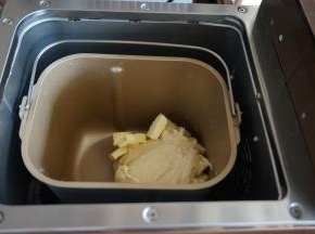 第一次和面结束后，静置5分钟，加入切成小块的黄油