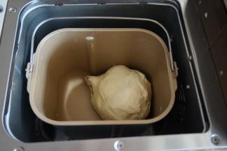 继续和面20分钟（不同型号的面包机和面时间和方法不同），有的面包机和面没力度，可能和面的时间会更长，这样就更应该注意，避免和面温度过高，影响面包质量