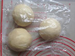 面团发酵两倍大，轻拍排气，分成3等份，盖上保鲜膜醒发20分钟