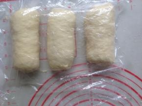 翻面，卷起，盖保鲜膜，再次醒发15-20分钟