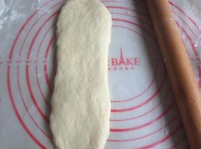 将面团擀长一些