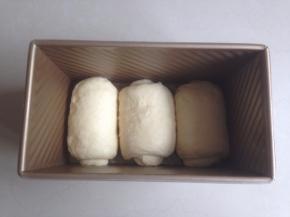 翻面，再卷起，放入450克的吐司模里