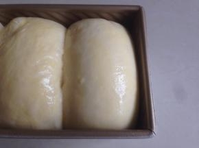 放入烤箱发酵至8、9分满（发酵温度在37度，在烤箱内放一碗热水），发酵好后的面包胚，表面刷上一层全蛋液