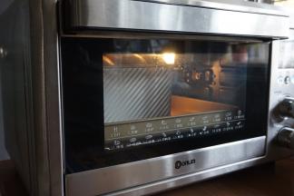 放入已经预热好上火170度，下火200度的东菱K40C烤箱下层，烘烤35-38分钟左右，如果表面上色严重，要及时加盖锡纸哟