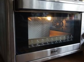 放入已经预热好上火170度，下火200度的东菱K40C烤箱下层，烘烤35-38分钟左右，如果表面上色严重，要及时加盖锡纸哟