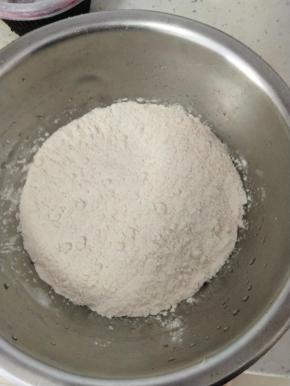 把面粉放入一个盆内，加入鸡蛋，盐，然后一点点加入纯净水，鸡蛋跟水的重量大约是面粉的一半。