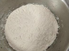 把面粉放入一个盆内，加入鸡蛋，盐，然后一点点加入纯净水，鸡蛋跟水的重量大约是面粉的一半。