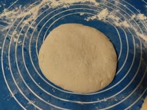 把醒好的面团揉至光滑。