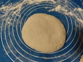 把醒好的面团揉至光滑。