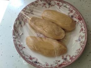 取出一个盘子，淋上少许植物油，把面团分成三块，放入盘子，沾满植物油，再次盖上保鲜膜醒面，我这里醒了2小时，这个可以根据个人情况，但是时间不要太短。