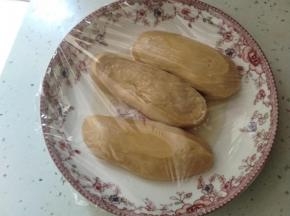 取出一个盘子，淋上少许植物油，把面团分成三块，放入盘子，沾满植物油，再次盖上保鲜膜醒面，我这里醒了2小时，这个可以根据个人情况，但是时间不要太短。