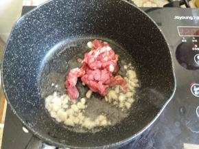 加入牛肉末翻炒。