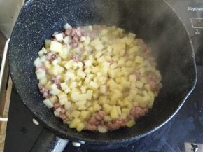 土豆丁沥水加入，再次翻炒均匀。