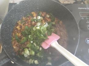 加入葱末，炒匀。