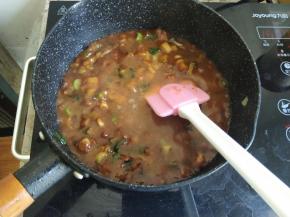 土豆丁相对熟的慢一点，防止炒的太干，这个时候可以加入半碗水，翻炒均匀，记得转小火哟。