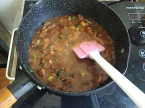 土豆丁相对熟的慢一点，防止炒的太干，这个时候可以加入半碗水，翻炒均匀，记得转小火哟。