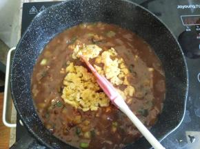 大约土豆丁快熟了，加入鸡蛋末。