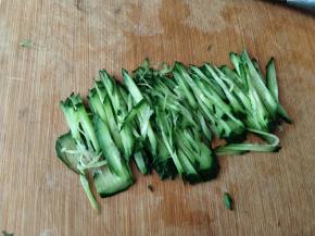 黄瓜洗净切丝。