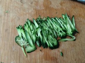 黄瓜洗净切丝。