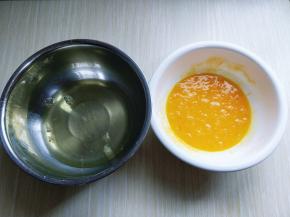 蛋黄和蛋清，分别再无油无水的容器里。