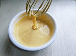 这样蛋黄糊就做好了，放在旁边备用。(面糊提起打蛋器轻松顺滑的滴落下去，且无干粉。)