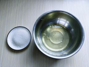 蛋白打发，往蛋白里加入柠檬汁(白醋也可以)电动打蛋器将蛋白高速打发至呈现鱼眼泡时，加入三分之糖，继续高速打发，蛋清泡消失，细腻时再加入三分之一的糖，继续打发。