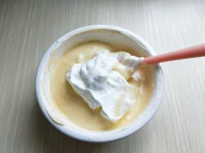 再取三分之一的蛋白霜加入蛋黄糊中，继续上面的手法，翻拌直至看不到蛋白霜。