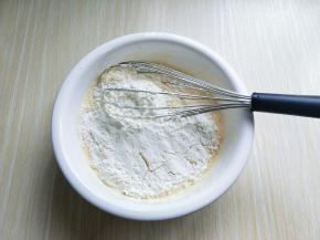 筛入低筋面粉，用手动打蛋器拌均匀，看不到面粉为止(拌的时候使用手动打蛋器呈Z字形状来回搅动，不要转圈搅拌，以免起筋。)