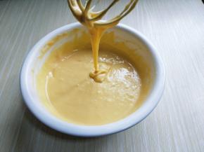 这样蛋黄糊就做好了，放在旁边备用。(面糊提起打蛋器轻松顺滑的滴落下去，且无干粉。)