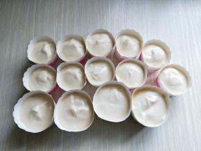 拌好的蛋糕糊，细腻光滑，饱满，倒入蛋糕纸杯中，依次摆放在烤盘里。