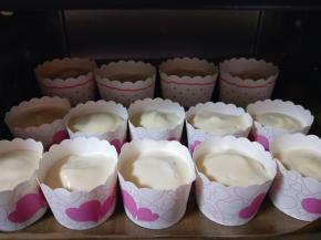 烤箱150度预热5分钟，烤盘放烤箱下层，上下火烤35-40分钟，具体时间根据自家烤箱温度设定。