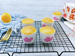 戴上隔热手套，取出烤盘。