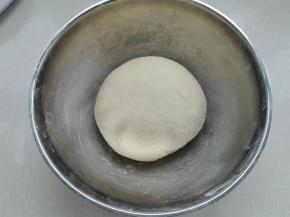 揉成光滑面团，室温醒发30分钟即可